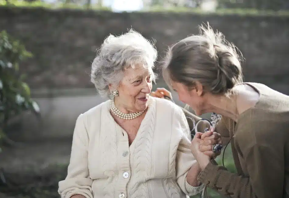 une dame et sa fille dans le jardin d'une maison de retraite